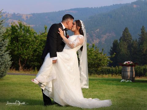 Beso de los novios frente a las montañas