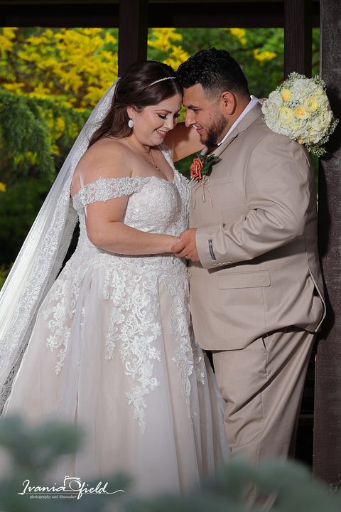 Los novios abrazados en un kiosko