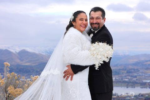 Los novios riendo con el valle detrás