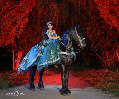 Quinceañera a caballo en un bosque rojo