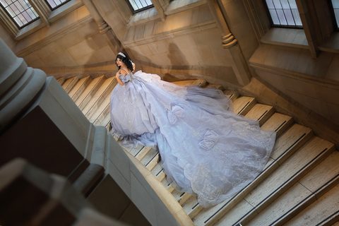 La cola del vestido sobre una escalera de piedra